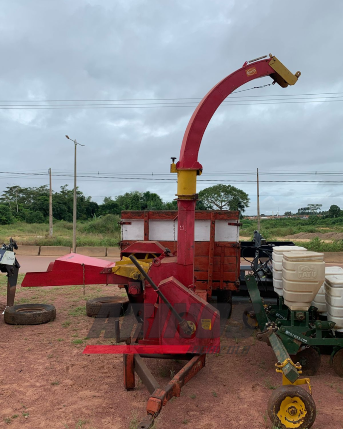 FORRAGEIRA COM CARRETA AGRÍCOLA ACOPLADA