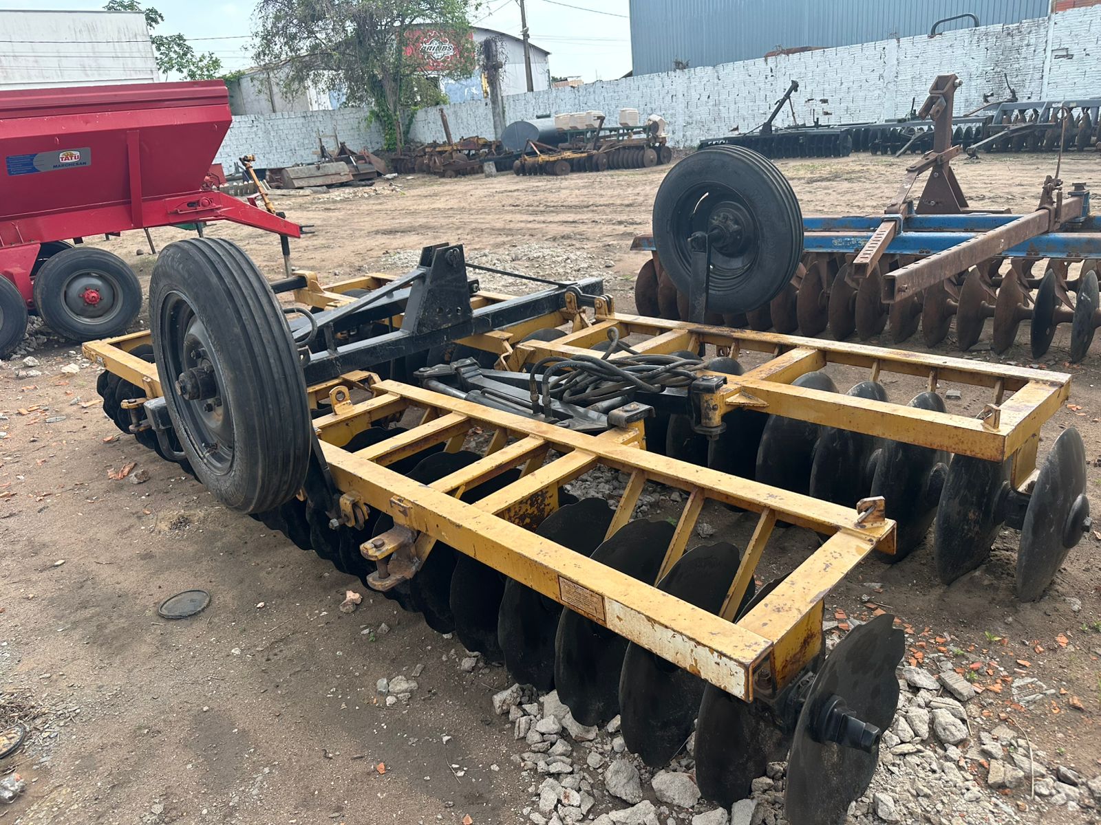 Grade Niveladora Flutuante Piccin 44x22'' com Abertura Hidráulica com Transporte de Rodas. - Imagem 4