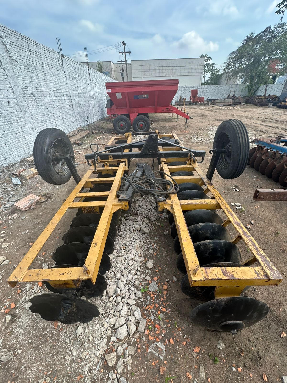 Grade Niveladora Flutuante Piccin 44x22'' com Abertura Hidráulica com Transporte de Rodas. - Imagem 3