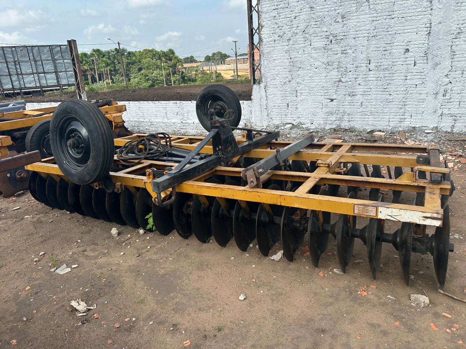 Grade Niveladora Flutuante Piccin 44x22'' com Abertura Hidráulica com Transporte de Rodas.