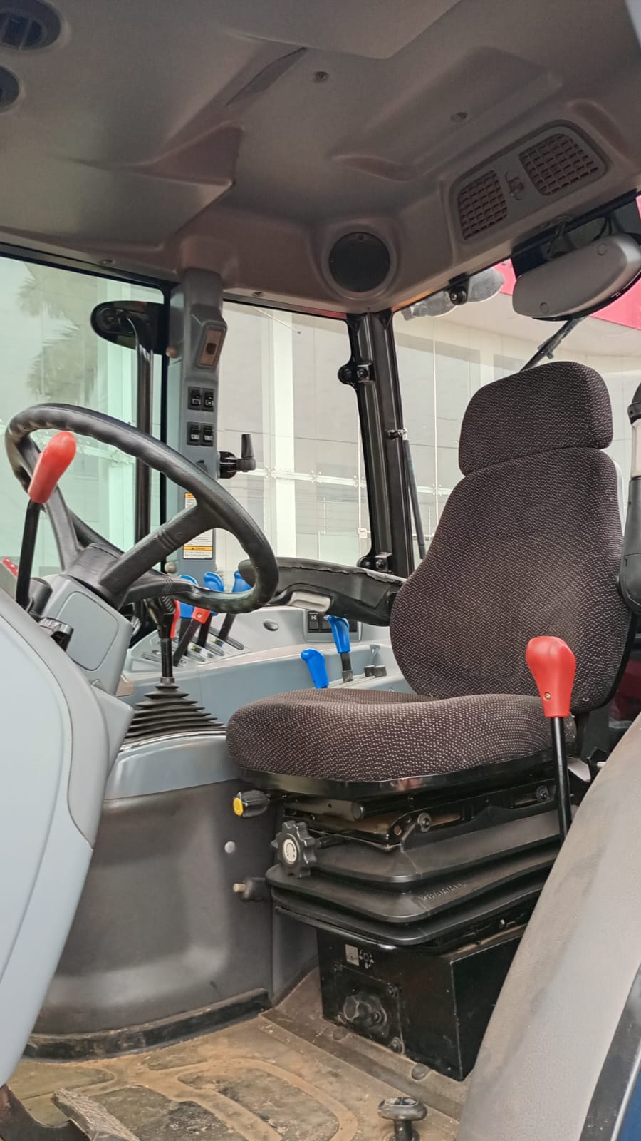 TRATOR LS PLUS100 CABINADO- ANO 2016 MOTOR MWM 4CC. - Imagem 6