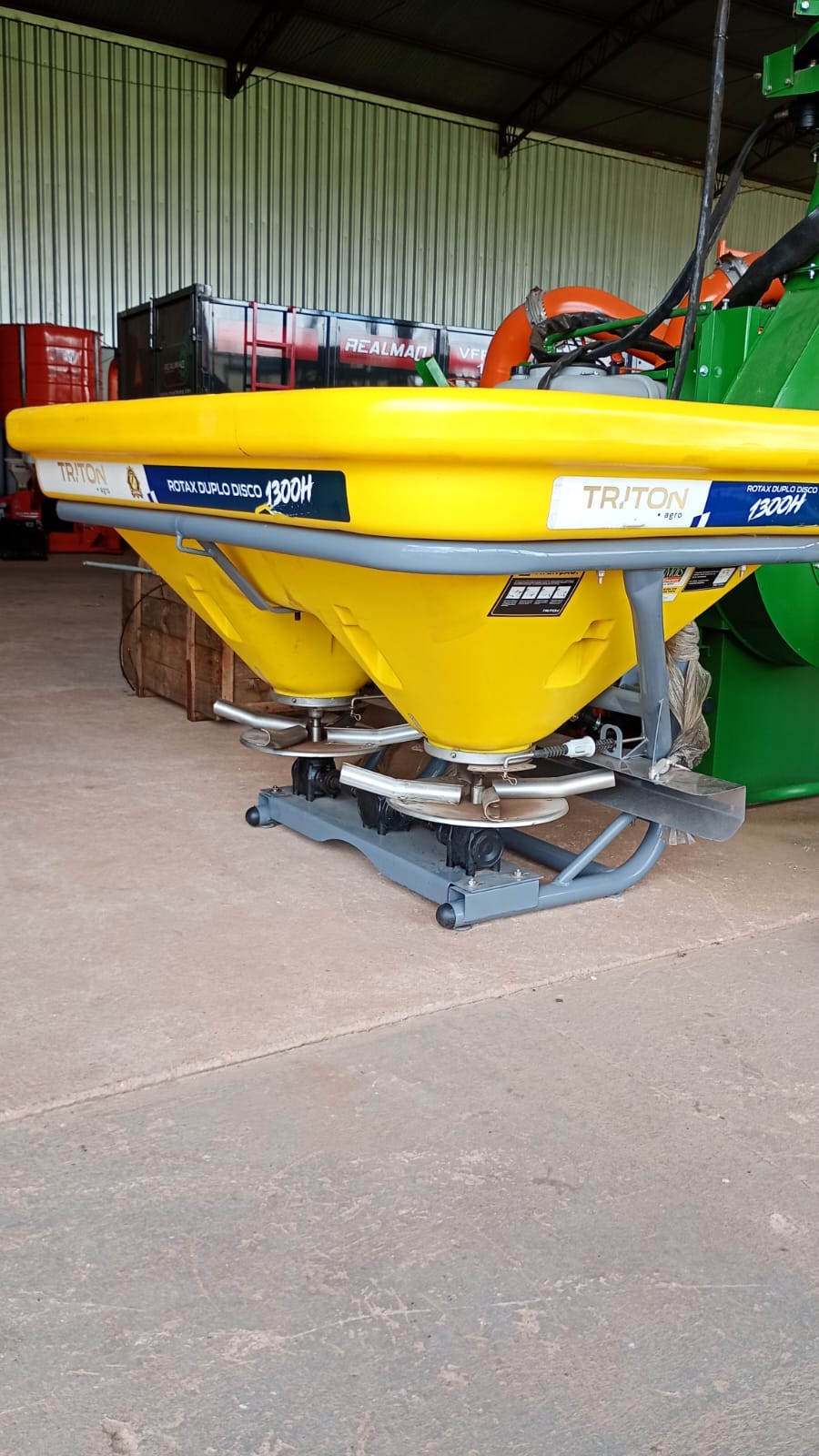 Distribuidores / Semeadores 1300L PY TRITON - Imagem 2