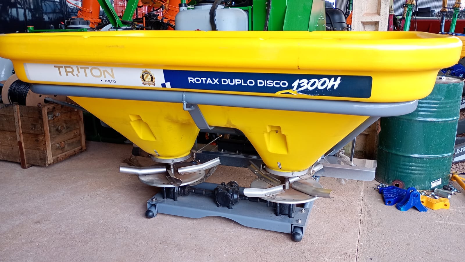 Distribuidores / Semeadores 1300L PY TRITON - Imagem 3