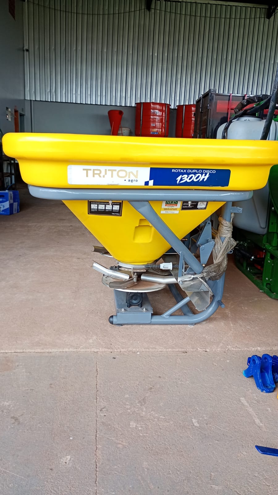 Distribuidores / Semeadores 1300L PY TRITON - Imagem 4